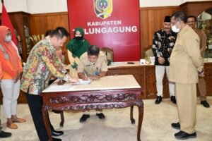 Bupati Saksikan Penandatanganan Pelepasan Hak dan Penyelesaian Pengadaan Tanah Griya Dalem Kanjengan