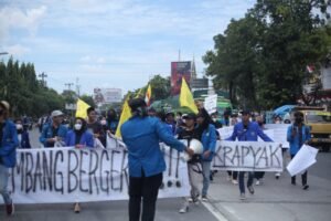 Tolak Kenaikan Harga BBM Bersubsidi, PMII Rembang Lakukan Demo di Depan Kantor DPRD