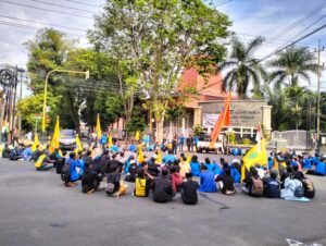 Anggota Gabungan Dikerahkan Amankan Aksi Demo Tolak Kenaikan Harga BBM di Banyuwangi