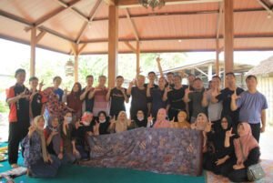 Peringati Hari Batik, Pengrajin di Lasem Gelar Pelatihan Pewarnaan