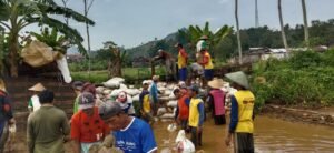 Benahi Akses Jalan Menuju Makam Bedalem dan Tanggul Jebol