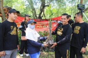 Polrestabes Surabaya Bhakti Sosial Tanam Bibit Mangrove di Ekowisata Mangrove Medokan Ayu