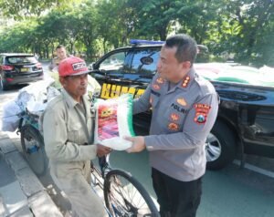 Bidhumas Polda Jatim Bagikan 100 Paket Sembako