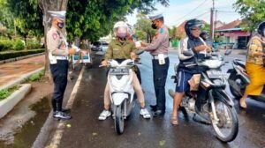 Operasi Zebra Semeru 2022, Satlantas Polresta Banyuwangi Bagikan Ratusan Masker kepada Pengendara