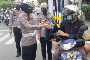 Operasi Zebra, Satlantas Polres Rembang Berikan Bingkisan bagi Pengendara