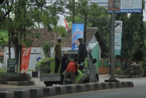 Tidak Mengantongi Izin, Puluhan Pot di Jalan Pemuda Rembang Dipindah