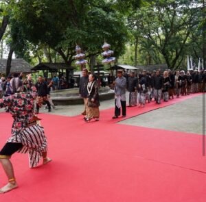Ritual Kirab Api Abadi Hari Jadi Kabupaten Bojonegoro