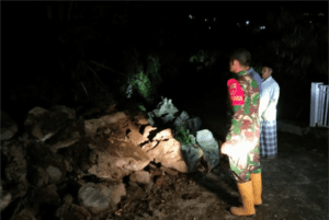 Tebing Setinggi 4 Meter di Lasem Longsor Usai Diguyur Hujan Deras