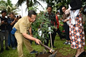 Bupati Tulungagung dan Miss Universe Switzerland Tanam Bibit Pohon-pohon Langka