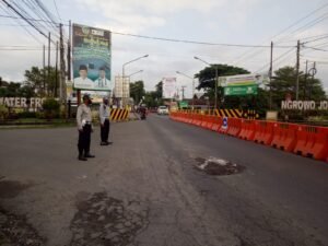 Pemasangan Water Barrier Dishub Tulungagung Urai Kemacetan di Perempatan Lembu Peteng