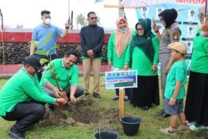 Penyelamatan Danau Singkarak, PLN dan DLH Solok Pohon Tanam 6.000 Bibit Pohon