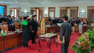 Pengucapan Sumpah Pergantian Antar Waktu Anggota DPRD Kabupaten Tulungagung, Winarno dan Tutut Sholihah