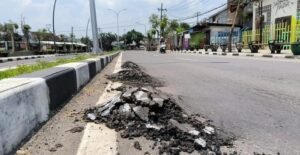 Parah! Habiskan Dana 7,4 M, Jalan MH Thamrin Bojonegoro Rusak Lagi