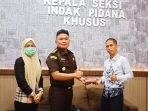 Abi Samran Dampingi Keluarga Terpidana Suap KPU Bayar Denda Pidana di Kejari Prabumulih
