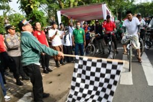 Bupati Tulungagung Berangkatkan Gowes Jadul Bersarung pada Peringatan Satu Abad NU