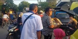 Aliansi Jurnalis Tulungagung Bagikan Ratusan Takjil ke Pengguna Jalan