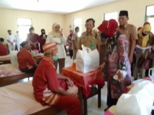 Berbagi Kebahagiaan di Bulan Ramadhan, Ketua TP PKK Tulungagung Beri Bantuan di Panti Jompo