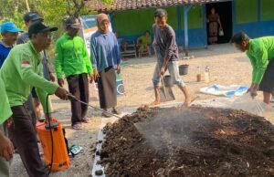 Mahasiswa KKN UNUGIRI Bojonegoro Ciptakan Inovasi Pengolahan Limbah Kayu Putih di Desa Kuniran Kecamatan Purwosari