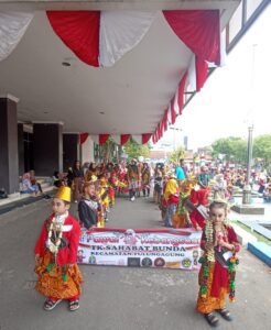 Meriah dan Sukses, Pawai Kebangsaan Anak dan Ibu