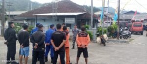 Kecelakaan Laut Dua Kapal Nelayan Tergulung Ombak di Pantai Gladak Tulungagung