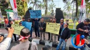 Puluhan Wartawan Blitar Raya Menggelar Aksi Damai, Tegaskan Pentingnya Kebebasan Pers dan Demokrasi