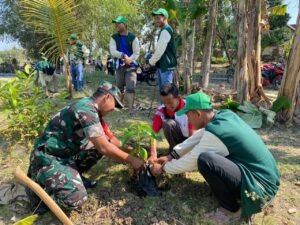 KKN Unisda Lakukan Program Kerja Penanaman Pohon di Desa Talunrejo