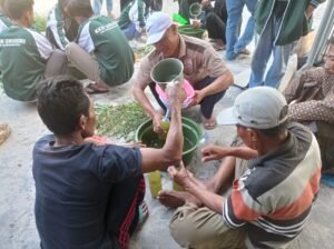 Harga Pupuk Kimia semakin Mahal, Mahasiswa KKN UNUGIRI Adakan Pelatihan Pembuatan Pupuk Ecoenzyme