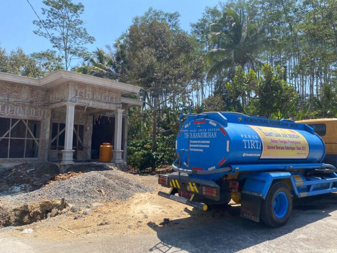 Atasi Kekeringan, Perumda Tirta Kanjuruhan Suplai Air Bersih di Wilayah Malang