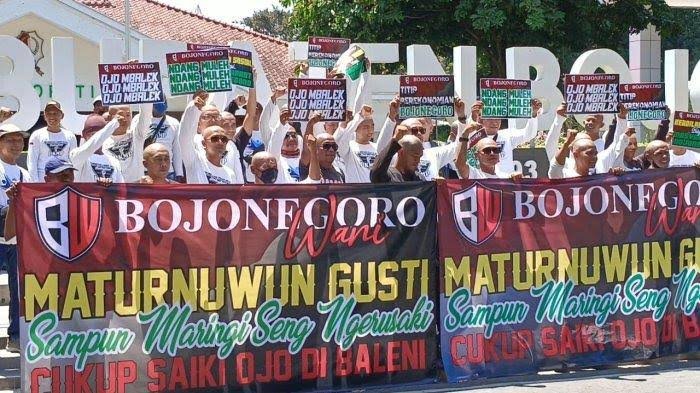 Aksi Cukur Gundul Warga Warnai Berakhirnya Masa Jabatan Bupati Bojonegoro