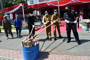 Pemusnahan 1,3 juta Batang Rokok Ilegal Tanpa Pita Cukai di Halaman Kantor Bupati Tulungagung