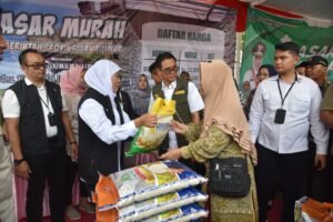 Pj. Bupati Tulungagung Dampingi Gubernur Jatim Salurkan Bansos dan Tinjau Operasi Pasar Murah