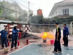 Peduli Keselamatan Karyawan, Maju Laundry Consultant Gelar Pelatihan Pemadaman Kebakaran