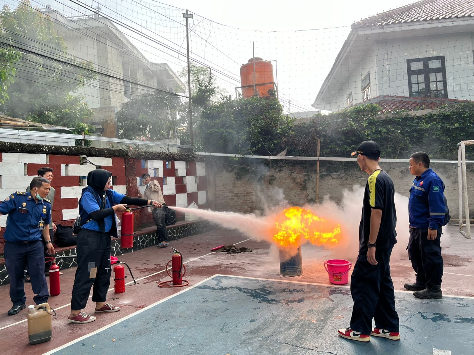 Peduli Keselamatan Karyawan, Maju Laundry Consultant Gelar Pelatihan Pemadaman Kebakaran