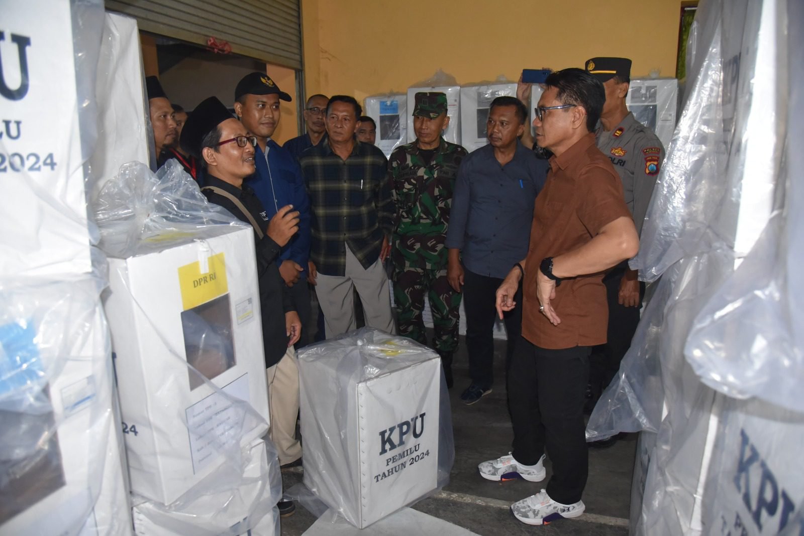 Pj Bupati Tulungagung Tinjau Pendistribusian Logistik Pemilu di 3 Kecamatan