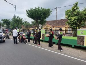 Sambut Ramadhan, SMP Negeri 1 Kauman Tulungagung Bagikan Takjil dan Buka Bersama