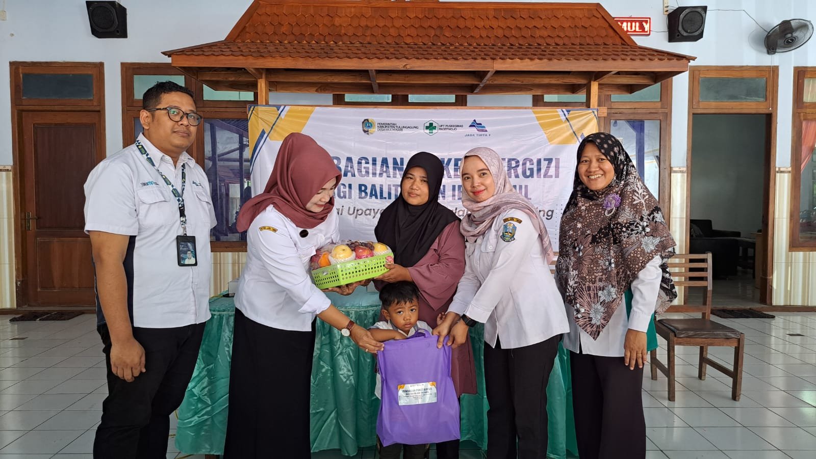 Puskesmas Pagerwojo Kolaborasi dengan Desa Mulyosari dan Perum Jasa Tirta Bagikan Paket Bergizi untuk Balita dan Bumil