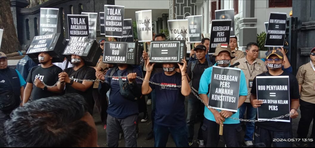 Demontrasi Damai, Jurnalis Malang Raya Bersatu Menolak RUU Penyiaran