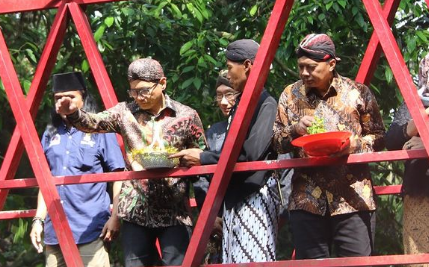 PJ Bupati Tulungagung Ikuti Upacara Adat Ulur-Ulur di Telaga Buret Campurdarat Tulungagung