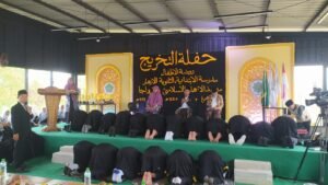 Tradisi Sungkem dan Sujud Syukur Warnai Wisuda Al Azhaar Pagerwojo