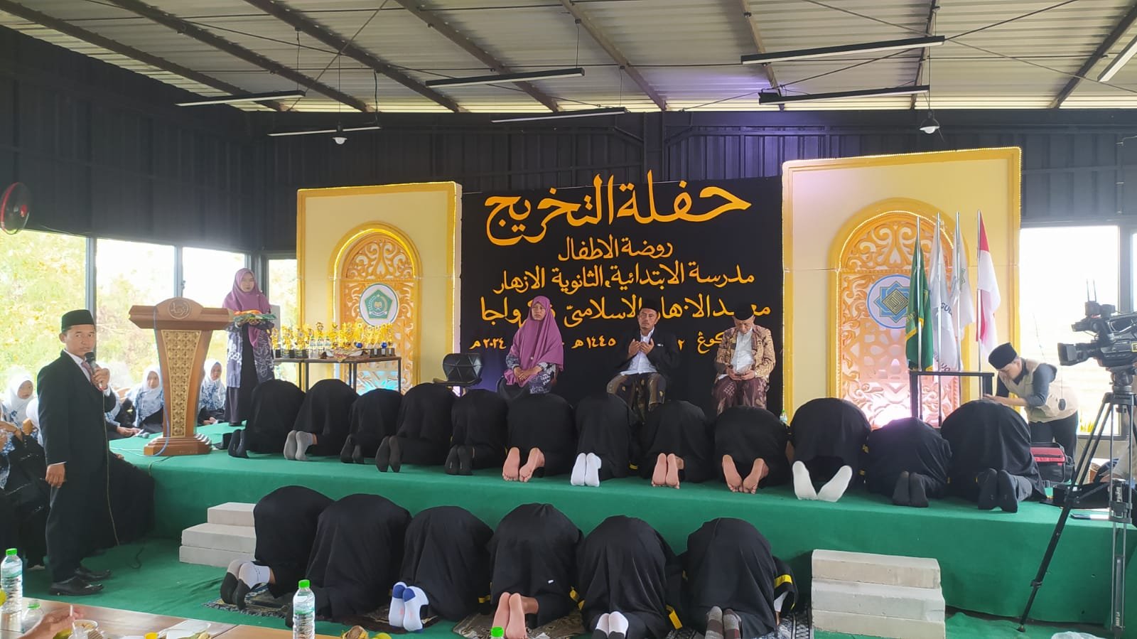 Tradisi Sungkem dan Sujud Syukur Warnai Wisuda Al Azhaar Pagerwojo