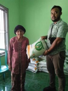 Pemerintahan Desa Tumpang  Salurkan Bantuan Beras untuk 228 KPM
