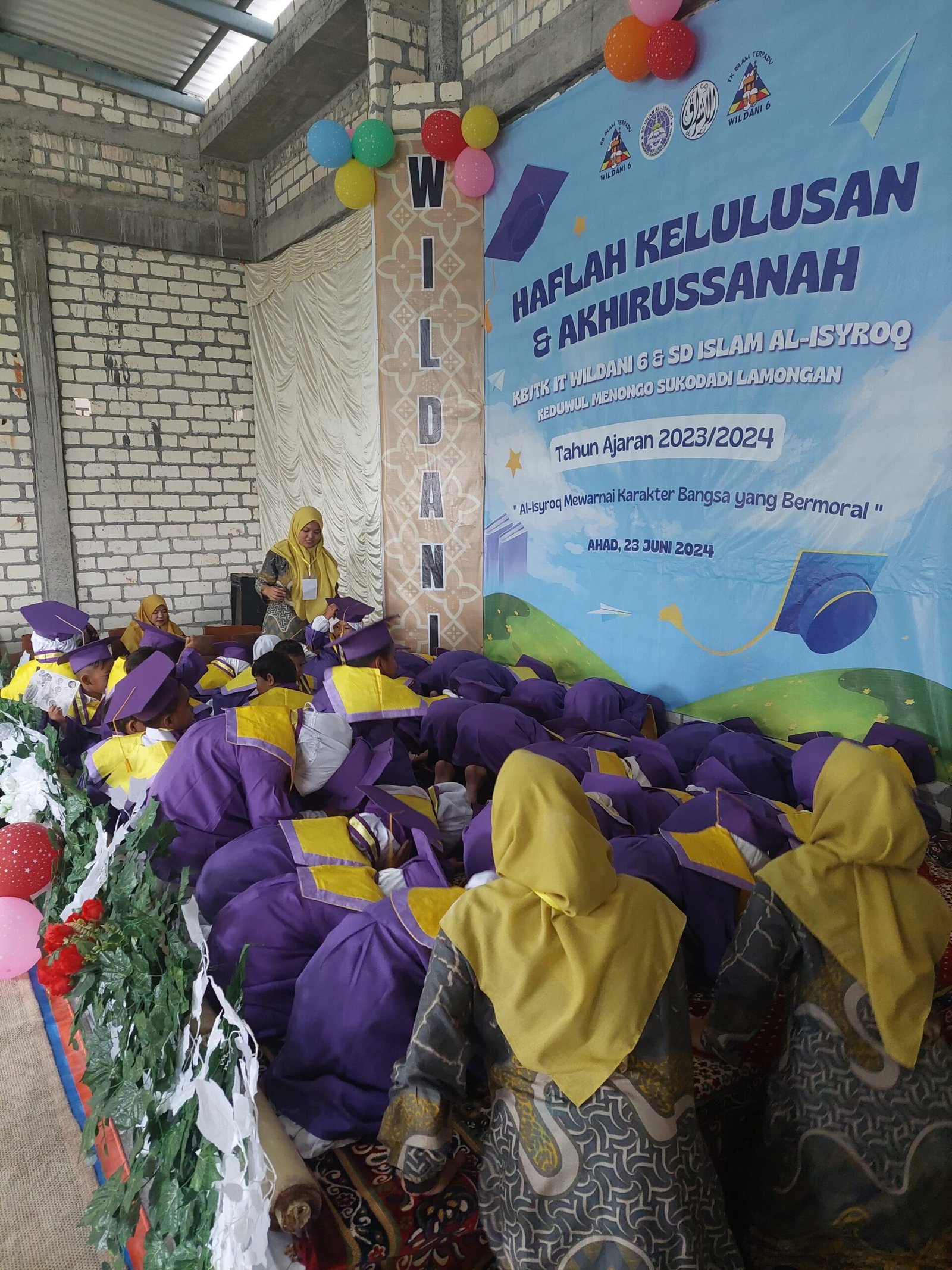 Wisuda KB/IT Wildani 6 Sukodadi Ditandai Sujud Syukur Murid