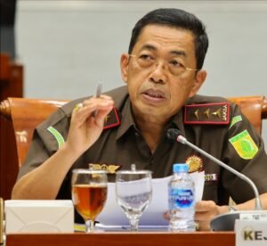 Tim Penyidik Kejagung RI Menyerahkan Barang Bukti dan Tersangka dalam Kasus Korupsi PT Timah Tbk”