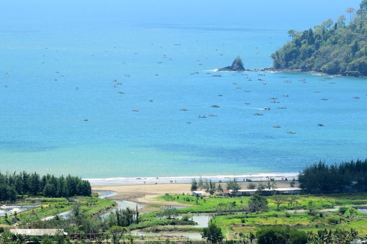 Menikmati Keindahan Pantai Gemah Tulungagung