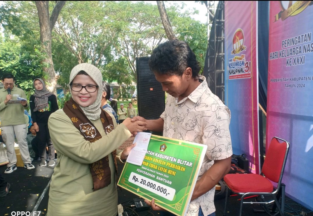 Hari Keluarga Nasional, Dinas Perkim Blitar Bantu Renovasi Rumah di Kawasan Kumuh