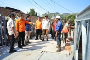 Pj Bupati Tulungagung dan Tim Pemprov Jatim Tinjau Pembangunan Jembatan Kalidawir