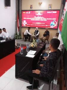 Sembilan Parpol dan Relawan Menghantar Pasangan Vinanda – KH. Qowimuddin Daftar di KPU
