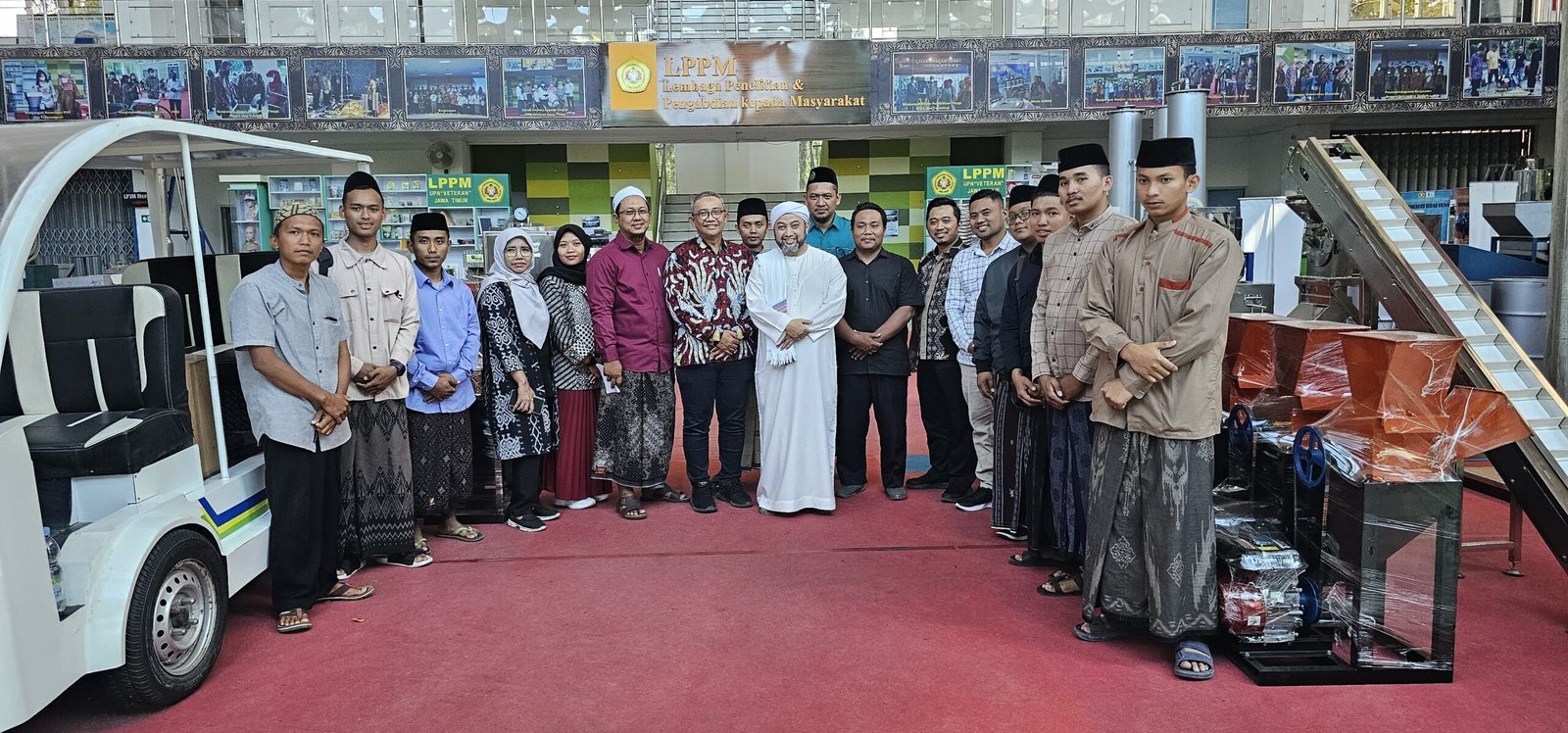 UPN Veteran Jatim Gelar Bimtek dan Menyerahkan Mesin Pencacah Sampah ke Pesantren