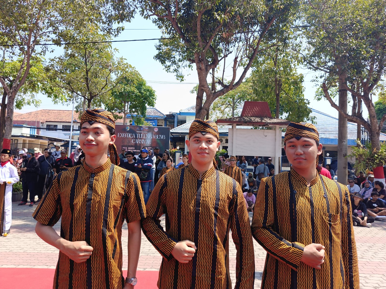 Pj. Bupati Tulungagung Luncurkan Batik Khas “Lurik Bhumi Ngrowo” di Ekrafvaganza 2024.