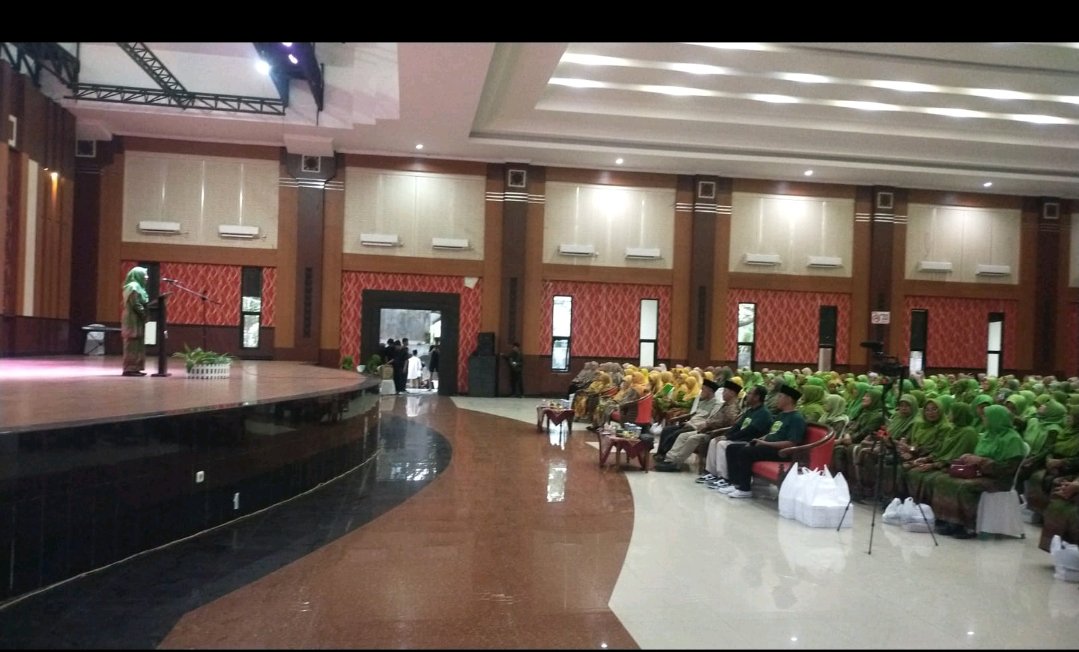 Khofifah Silaturahmi ke Blitar, Temui Basis Pendukung di Gedung Kesenian Aryo